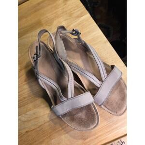 Ugg Beige Ultrasuede Strappy Wedge Sandel Buckle Stretch Size 9 rubber sole